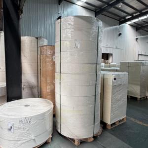 ม้วนกระดาษเคลือบ PE กันน้ำ C2S สำหรับพิมพ์ลายด้านล่างถ้วยเครื่องดื่ม 0-8 สี ผลิตจากโรงงานวัตถุดิบที่เป็นมิตรต่อสิ่งแวดล้อม - Product Image 1