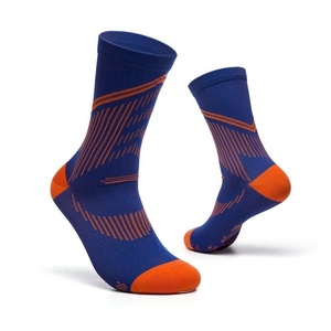 Chaussettes de cyclisme respirantes, anti-abrasion, antidérapantes et compressives pour la course à vélo, l'entraînement et les sports de plein air, fabrication sur mesure, vente en gros - Product Image 2