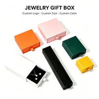 Boîte d'emballage pour bijoux en carton rigide faite à la main avec options de gaufrage de logo personnalisé et d'impression à chaud dorée