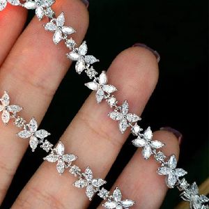 สร้อยข้อมือเพชรคุณภาพสูง 5.0 กะรัต รูปใบโคลเวอร์สี่แฉก ทองคำขาว 18K ไม่ลอก ไม่ดำ กันน้ำ ยี่ห้อซินฟลาย - Product Image 1