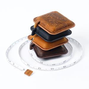 Fita Métrica Personalizada em Couro Legítimo Material Crazy Horse Retrátil Automática com Escala Dupla Presente Empresarial - Product Image 5