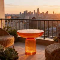 Table basse en résine époxy orange vif, design disque à bord large, pour espaces contemporains