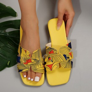 Chaussons tendance pour femmes, nouvelle collection été 2024, style coréen pour étudiantes, avec inscriptions graffiti, mules plates, modèle populaire Cool231 231 - Product Image 2