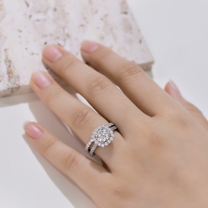 Anillo <span class=keywords><strong>de</strong></span> Compromiso 2 en 1 <span class=keywords><strong>de</strong></span> <span class=keywords><strong>Plata</strong></span> <span class=keywords><strong>de</strong></span> Ley S925 con Moissanita Redonda <span class=keywords><strong>de</strong></span> Color D VVS1 y Halo <span class=keywords><strong>de</strong></span> Tallo Dividido - Product Image 6