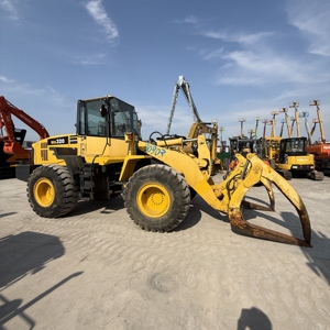 Chargeuse sur pneus Komatsu WA320-5, bien entretenue, faible usure, équipement lourd pour usage commercial et industriel - Product Image 5