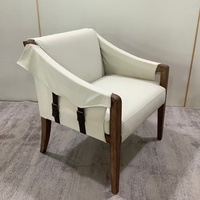 Fauteuil d'appoint OEM de style Mid-Century avec structure en bois massif, tissu blanc et détails de boucle en cuir pour salon et hôtellerie