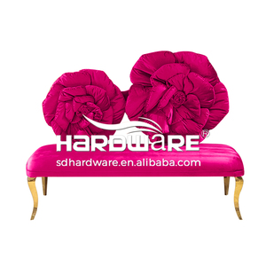 Divano Matrimoniale con Schienale a Forma di Rosa, Design Rosa e Rosso per Innamorati - Product Image 1
