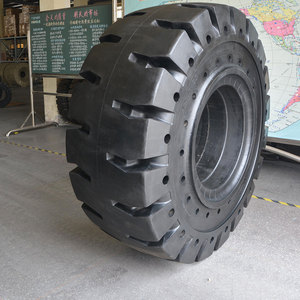 Pneu en caoutchouc massif professionnel pour chariot télescopique 14.00-24, à motif de crampons profonds, pneus tout-terrain sans air pour levage sur terrain accidenté - Product Image 1