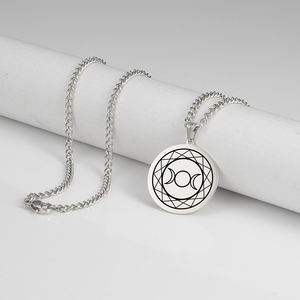 Collar de <span class=keywords><strong>diosa</strong></span> de la luna Triple <span class=keywords><strong>vikinga</strong></span> para hombre, colgante de joyería de acero inoxidable con estampado láser negro, chapado en oro de 18K - Product Image 4