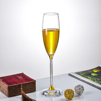Flûte à champagne élégante avec logo personnalisé, design diamant, verre soufflé à la main, pied creux doré, pour les fêtes