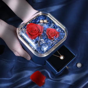 Boîte à bijoux carrée en fleurs séchées éternelles faites à la main avec des roses écologiques durables, boîte à anneaux, boîte à colliers - Product Image 3