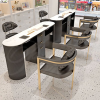 Ensemble de table de manucure moderne blanche avec cadre doré de luxe, chaise de salon de manucure en velours, bureau à ongles ovale ondulé, station de manucure pour salon de beauté