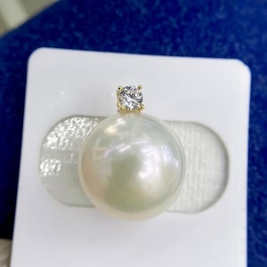 Collier papillon en perles d'eau douce naturelles pour femmes, polyvalent avec une touche délicate, design à trois couches de chaîne - Product Image 1