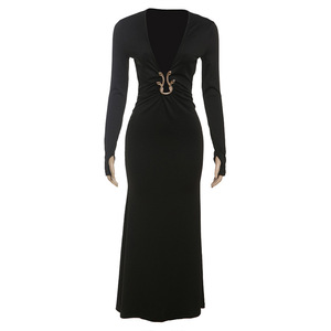 Abito lungo da donna <span class=keywords><strong>nero</strong></span> <span class=keywords><strong>con</strong></span> scollo a V profondo - <span class=keywords><strong>Vestito</strong></span> maxi a maniche lunghe <span class=keywords><strong>con</strong></span> vita arricciata e dettagli in metallo dorato Sehe Fashion - Product Image 3