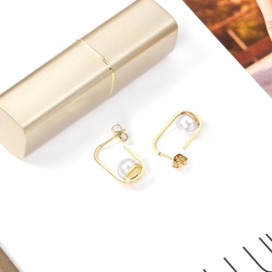 Pendientes de Aro con Perla Blanca en Forma de Letra G de 8mm, Chapados en Oro, de Buena Calidad - Product Image 6