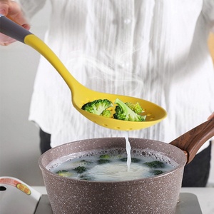 Ensemble de 7 ustensiles de cuisine en silicone, spatules et cuillères, avec support - Product Image 3