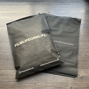 Sac à fermeture éclair en plastique noir mat semi-transparent personnalisé, pochette à fermeture éclair noire givrée avec logo imprimé pour l'emballage de vêtements et d'accessoires - Product Image 2