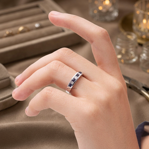 Bague fine unisexe en or 10K 14K 18K et argent 925 935, style vintage, avec saphir taille princesse serti en canal, design géométrique - Product Image 2