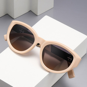 Gafas de sol de ojo de gato a la moda para mujer, protección UV400, montura de PC, gafas de sol de clase 2, diseño moderno - Product Image 1