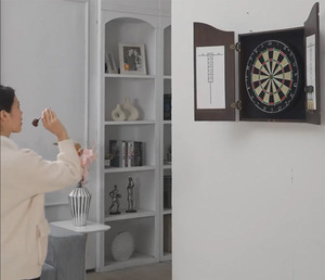 Tùy Chỉnh Màu Đỏ Bằng Gỗ Có Thể Gập Lại Phi Hành Hội Đồng Quản Trị 6 Phi Công Đặt Rắn Gỗ Dartboard Tủ Cho Câu Lạc Bộ Thanh Billiard Phòng Khách Văn Phòng - Product Image 2