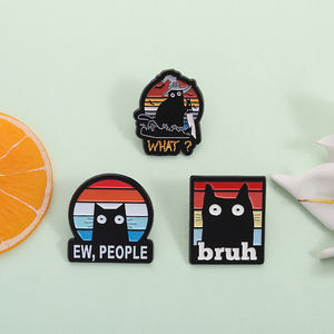 Gatto nero carino pennello smalto Pin strega gatto con coltello di Halloween divertente animale spilla risvolto distintivo gioielli regalo amici all'ingrosso - Product Image 2