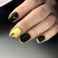 Ongles acryliques courts à la mode de Noël Ins avec paillettes dorées et conception de cercueil de base-faux ongles forts pour manucure chic