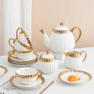 Set teh porselen putih Inggris, cangkir teh dan piring desain Decal kustom dengan potongan emas