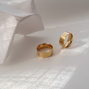 Bague personnalisée en acier inoxydable plaqué or gravée de 6mm pour femme minimaliste - Product Image 4
