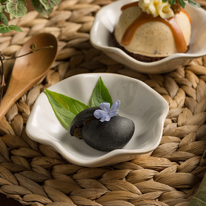 Plat à sauce en porcelaine Feuille de Lotus, compatible micro-ondes, sous glaçure, design moderne et minimaliste pour hôtels, restaurants et usage domestique - Product Image 3