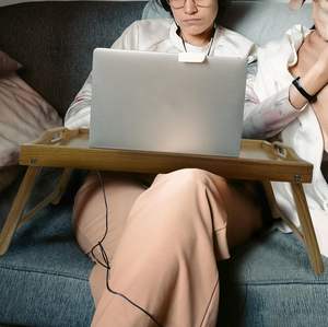 Grand plateau de lit en bois d'acacia <span class=keywords><strong>Table</strong></span> pliable pour manger, travailler, lire comme plateau de service pour petit-déjeuner et support pour ordinateur portable - Product Image 5