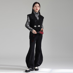 Senior Sense Fold Wear Neue chinesische Schwerindustrie Stickerei Schwarz Weste Mantel Frauen 2024 Großer Knopf Unregelmäßiger Clip - Product Image 3