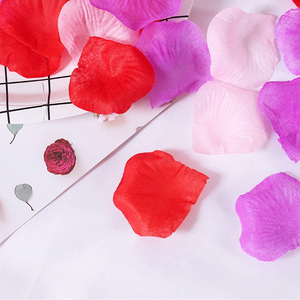Vente en gros de 1000 pétales de <span class=keywords><strong>rose</strong></span> en tissu non tissé pétales de <span class=keywords><strong>rose</strong></span> de fleurs artificielles pour décoration de mariage et de la Saint-Valentin - Product Image 2