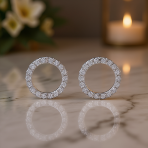 Orecchini a Cerchio in Oro Bianco con Diamanti Taglio Brillante Rotondo, Montatura a Griffe, Gioielli Classici da Sposa per Donna - Product Image 2