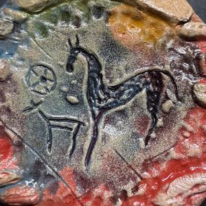 Aimant de réfrigérateur rond en argile fait main Sun Chaser, motif art rocheux, Talisman de la Voie de la Soie Ancienne pour la Manifestation et l'Énergie Positive. - Product Image 3