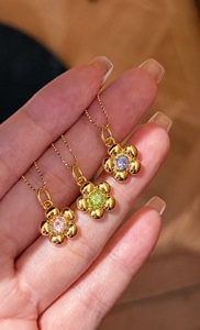 Pendentif floral multicolore en or 18 carats Xinfly avec opale, péridot, améthyste, tourmaline rose, tanzanite, aigue-marine et grenat spessartine - Product Image 3