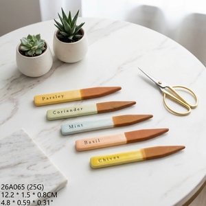 Marqueur de plantes en céramique en forme de truelle avec noms d'herbes aromatiques (Persil, Coriandre, Menthe, Basilic, Ciboulette) – Décoration de jardin aux couleurs pastel - Product Image 1