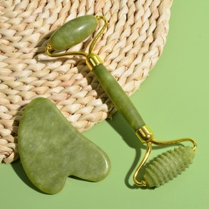 Set di Rulli in Giada Naturale Xiuyan, Massaggiatore Gua Sha Verde per Corpo e Collo <span class=keywords><strong>con</strong></span> Rullo in Pietra per <span class=keywords><strong>Viso</strong></span> e Piedi - Product Image 3