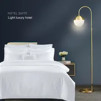 Ensemble de literie d'hôtel en satin blanc pur coton quatre pièces 300TC Double drap plat personnalisé housse de couette taie d'oreiller rayée pour famille d'accueil