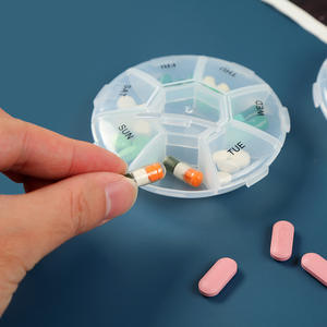 Boîte à pilules ronde hebdomadaire à 7 compartiments, couvercle en plastique portable avec compartiments pour le rangement des médicaments - Product Image 4