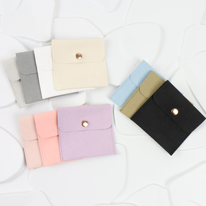 Pochette à bijoux en microfibre gris clair de luxe MOJIU 8x8cm, logo personnalisé imprimé pour l'emballage de boucles d'oreilles et de colliers tendance - Product Image 2