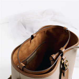 Sac à main bandoulière en cuir véritable à cordon de serrage, résistant à l'eau, avec logo personnalisé, style litchi, pour femmes - Product Image 6