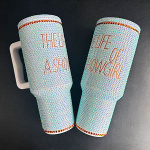Tumbler 'The Life of a Showgirl' da 40oz, Bicchiere con Strass, Bottiglia d'Acqua Isolata Portatile di Grande Capacità con Coperchio e Cannuccia - Product Image 2