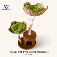 Arbre à chat naturel avec panier en osier, perchoir, griffoir en sisal, cachette moquettée et meuble - Vente en gros