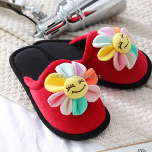 Chaussons d'intérieur en peluche avec cœur pour l'hiver Chaussons d'intérieur en peluche avec logo personnalisé Chaussons chauds en peluche avec cœur pour femmes et filles - Product Image 3