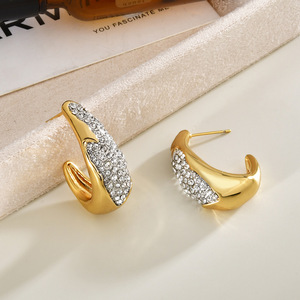 Boucles d'oreilles Huggie dorées avec cristaux de strass pour femmes, à porter au quotidien, plaqué or 22 carats, design micro-incrusté - Product Image 4