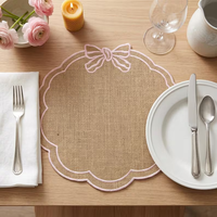 Nouveau design de set de table en tissu de lin brodé de haute qualité avec nœud et sous-plat pour la maison, la cuisine, les mariages et la décoration de fêtes