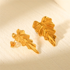 Orecchini a Foglia Piegati in Acciaio Inossidabile Placcato Oro 18k, Lussuosi e di Tendenza, Ispirati alla Natura - Product Image 4