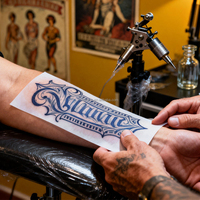 Papier pour pochoirs de tatouage pour les artistes tatoueurs, permettant un transfert thermique précis et un traçage fiable des motifs corporels