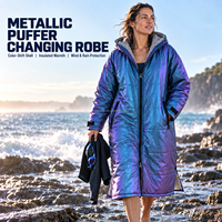 Peignoir de change matelassé OEM imperméable métallisé, doublé polaire irisé, pour la natation en eau libre avec rembourrage en polyester