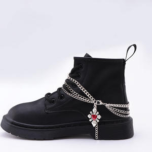 Botas Martin con Cadena Plateada y Colgante de Corazón Rojo, Accesorio de Moda, Punta Redonda, Suela de Goma - Product Image 1